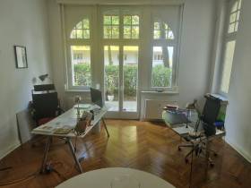 Schreibtischplätze und Büroräume mit Altbauflair