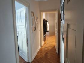 Schreibtischplätze und Büroräume mit Altbauflair