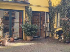 Schreibtischplatz im cutesten Hinterhofbüro
