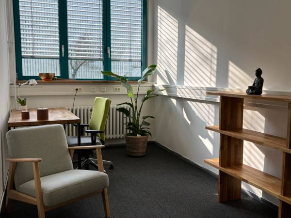 Heller, möblierter Büroraum in Bürogemeinschaft in Elmshorn — Bild 1