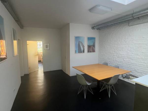 Abgeschlossenes Büro im kreativen Coworking in — Bild 4
