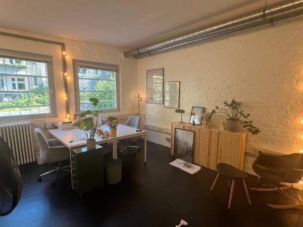 Abgeschlossenes Büro im kreativen Coworking in — Bild 1