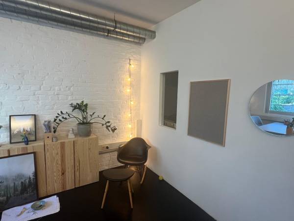 Abgeschlossenes Büro im kreativen Coworking in — Bild 2