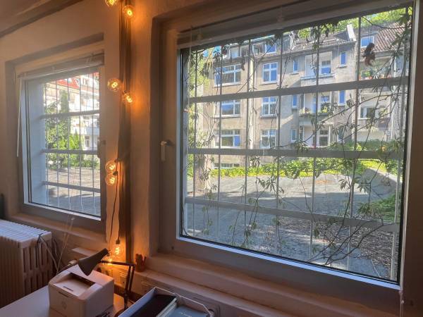 Abgeschlossenes Büro im kreativen Coworking in — Bild 3