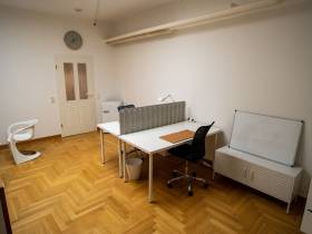 Schreibtisch in kreativer Bürogemeinschaft im Agnesviertel