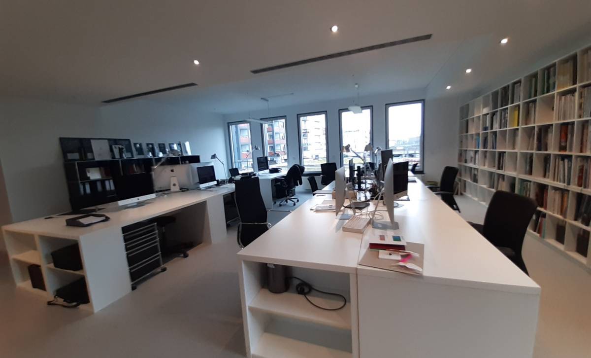 fester Schreibtisch im Open Space
