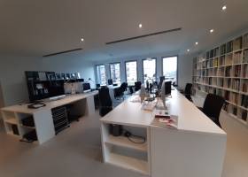 fester Schreibtisch im Open Space