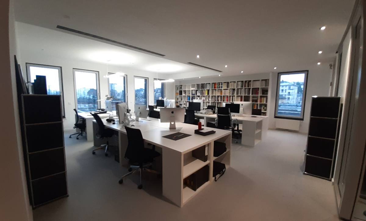 fester Schreibtisch im Open Space