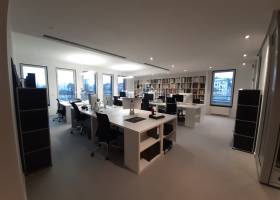fester Schreibtisch im Open Space