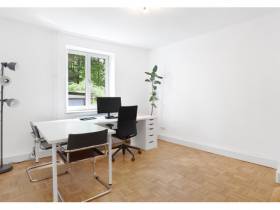 Schreibtischplatz und Büroraum in schöner Bürogemeinschaft