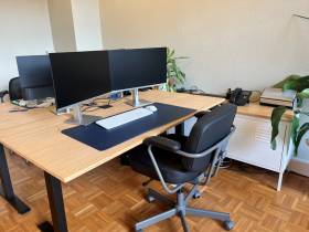 Schreibtischplatz und Büroraum in schöner Bürogemeinschaft