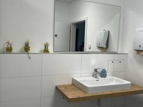 NEUBAU: Möblierter Büroraum mit Küche und Meeting-Bereich