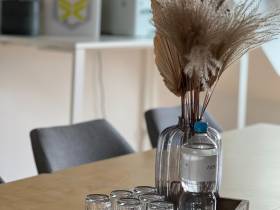 Lichtdurchfluteter Seminar- & Workshopraum am Wochenende mieten