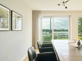 Arbeitsplatz mit Rheinblick