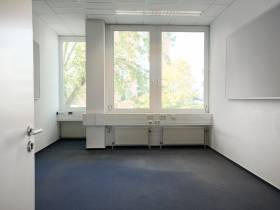 Helle Bürofläche mit Parkplätzen in Flughafennähe
