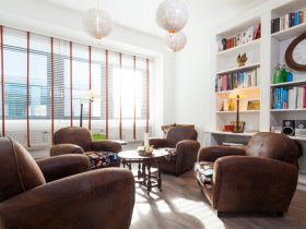 Helle und moderne Arbeitsplätze und Büroräume in Flughafennähe