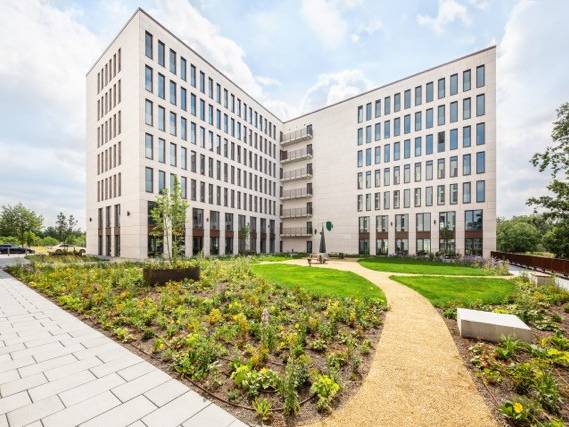 Moderne Büros & Coworking direkt am Flughafen BER in Schönefeld — Bild 1