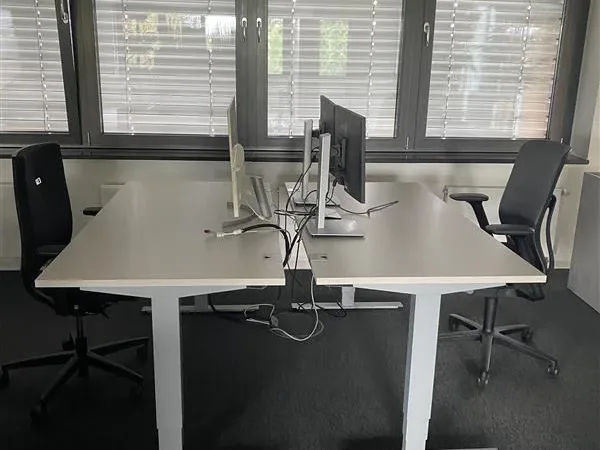 Schreibtischplatz in Hannover (Brink - Hafen) – Schreibtischplatz in Bürogemeinschaft mit Showroom in Hannover-Brink — Bild 1