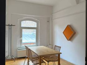 Ein Arbeitsplatz in altem Fabrikgebäude mitten in Berlin-Moabit