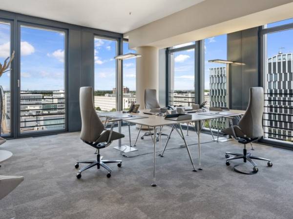 Helle Büroräume und Coworking Space mit Rheinblick in — Bild 1