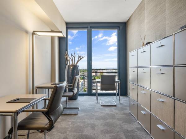 Helle Büroräume und Coworking Space mit Rheinblick in — Bild 4