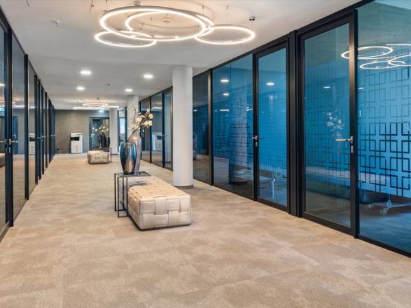 Helle Büroräume und Coworking Space mit Rheinblick in — Bild 6