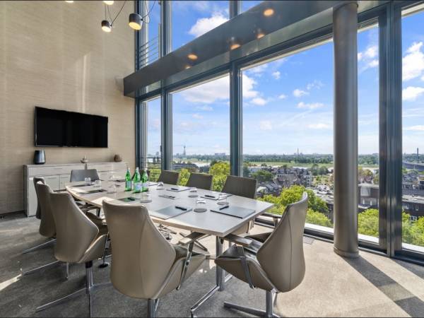 Helle Büroräume und Coworking Space mit Rheinblick in — Bild 3
