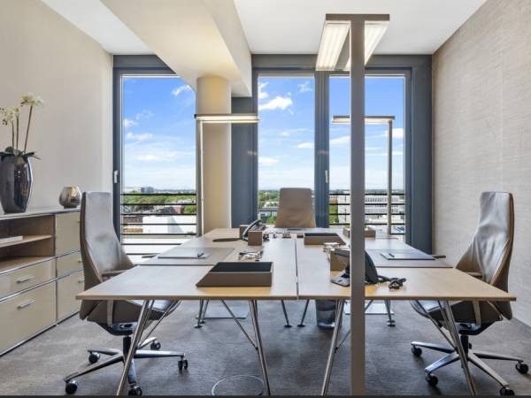 Helle Büroräume und Coworking Space mit Rheinblick in — Bild 7