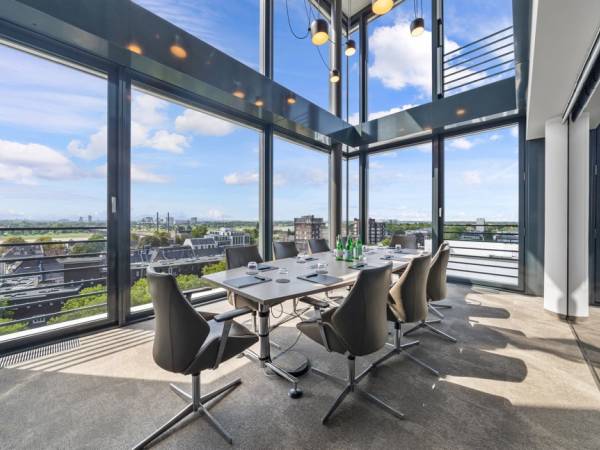 Helle Büroräume und Coworking Space mit Rheinblick in — Bild 2