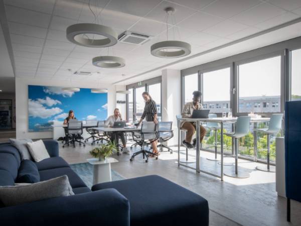 Lichtdurchfluteter Coworking Space & Büros in Dortmund-Schüren — Bild 1