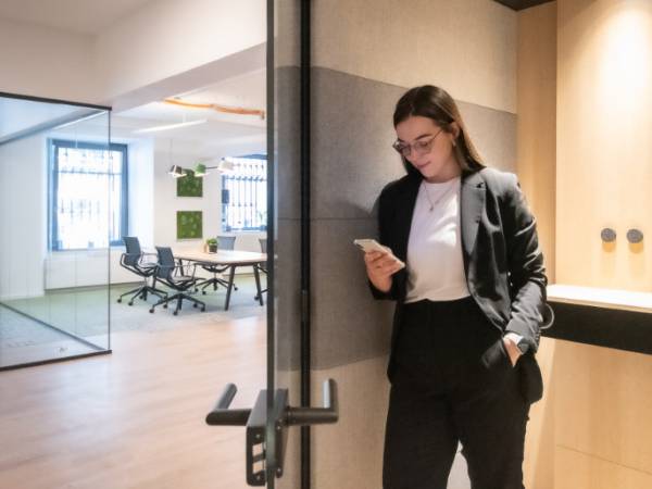 Stylischer Coworking Space mit Büros in Essen Stadtkern — Bild 5