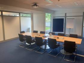 Erdgeschossfläche mit Blick ins Grüne auf die Elbe