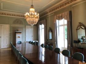 Erdgeschossfläche mit Blick ins Grüne auf die Elbe