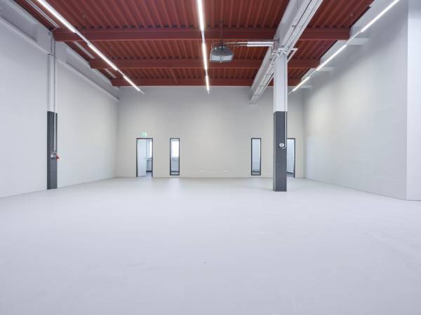 Sanierte Werkstattfläche mit modernem Büroanteil — Bild 5