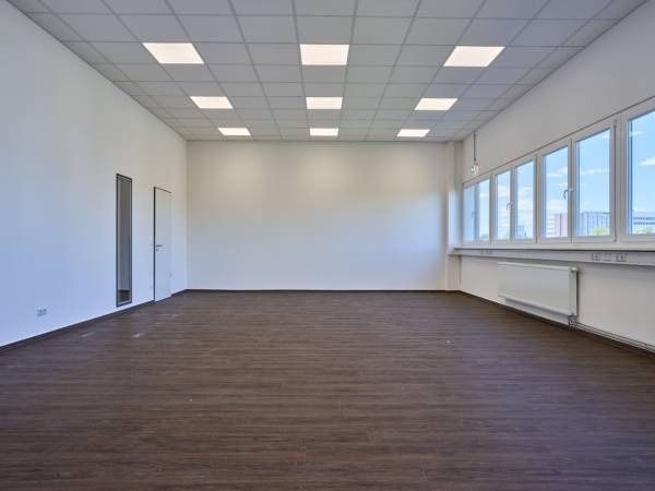 Sanierte Werkstattfläche mit modernem Büroanteil — Bild 2