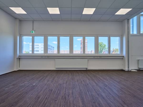 Sanierte Werkstattfläche mit modernem Büroanteil — Bild 3