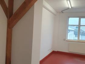Modernes Einzelbüro – hell, ruhig, mit Internet