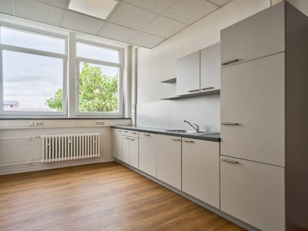 Exklusive Büroeinheiten mit Teeküche sowie Lager/Produktionsfläche — Bild 3
