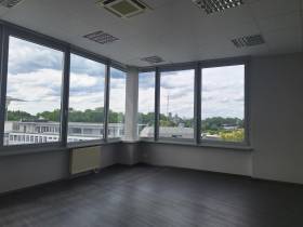 Exklusive Bürofläche (Open-Space, Gruppen- und Einzelbüros)