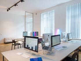 Arbeitsplatz in modernem Ladenbüro zu vermieten