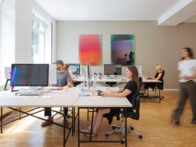 Arbeitsplatz in modernem Ladenbüro zu vermieten