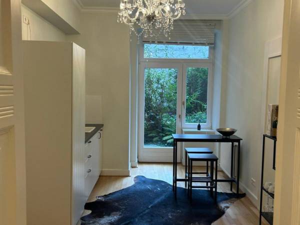 Helle Bürogemeinschaft im Altbau mit Rheinblick in — Bild 1