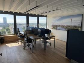Lichtdurchflutetes möbliertes Bürozimmer mit zwei Dachterrassen