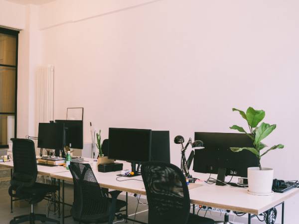Abschließbares Büro in Berlin (Kreuzberg) – Heller Studio Space in Kreativ-Bürogemeinschaft in Berlin Kreuzberg — Bild 1