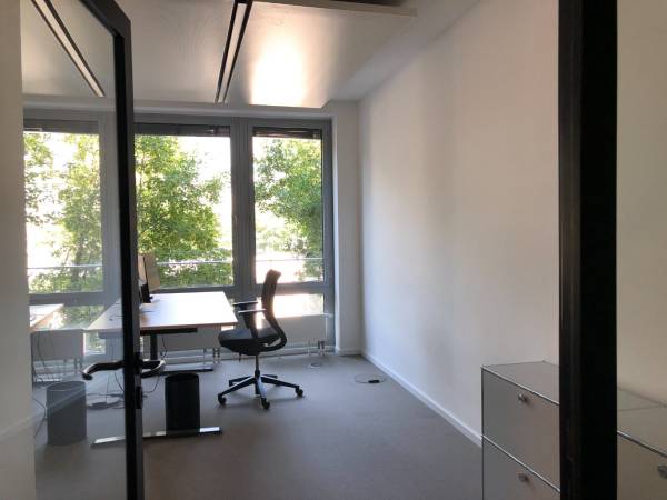 Abschließbares Büro in Berlin (Mitte) – Moderner Büroraum in Bürogemeinschaft am Spreeufer in Berlin-Mitte — Bild 1