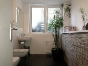 Schöne, helle Arbeitsräume in repräsentativem Design-Büro zu vermieten!