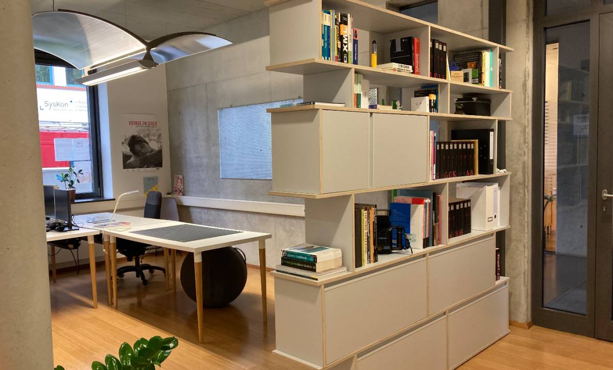 CoWorking Space mit Schreibtischen
