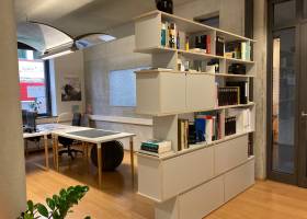 CoWorking Space mit Schreibtischen