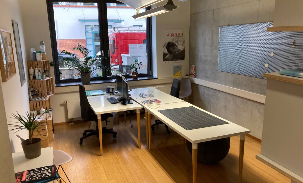 CoWorking Space mit Schreibtischen