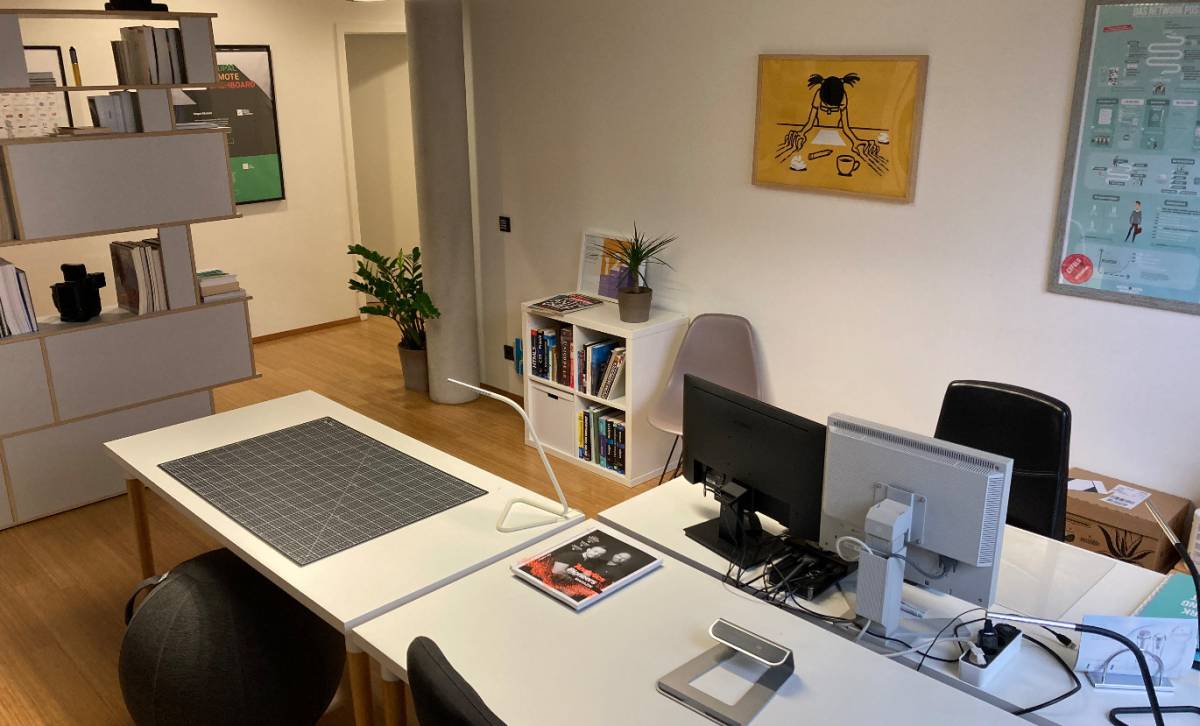 CoWorking Space mit Schreibtischen